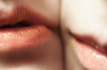 Ini 3 Rekomendasi Lip Scrub Lokal untuk Bibir Keringmu