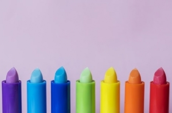 Bukan cuma Matte, Ini Jenis Lipstick Lain yang Nggak Kalah Kece