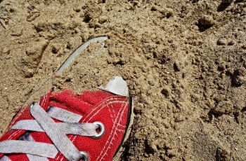 4 Kebiasaan yang Bikin Sneakers Kesayangan Gampang Rusak