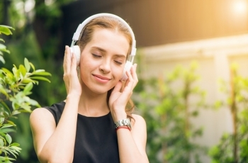 Menarik! Ini 5 Manfaat Mendengarkan Musik