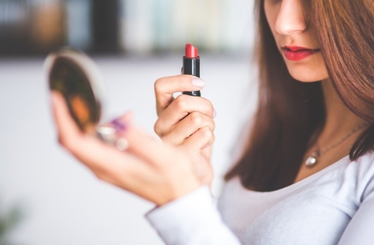 Nggak Cuma Mempercantik Bibir, Inilah 5 Fungsi Lain Lipstik
