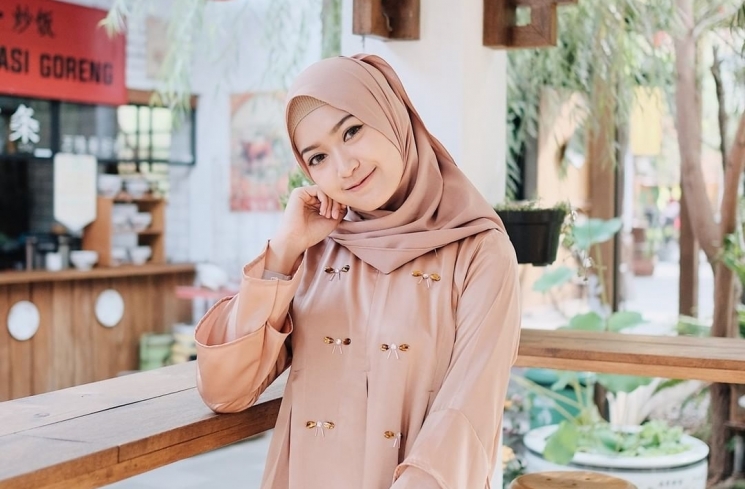 Lebaran Antiribet, Simak Tutorial Hijab ala Sari Endah Pratiwi