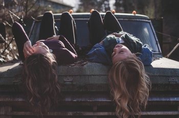 5 Jenis Obrolan Paling Seru Bareng Sahabat
