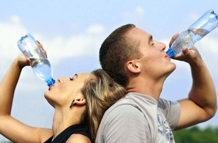 5 Kebiasaan Ini Bikin Kamu Minum Air Putih Lebih Banyak