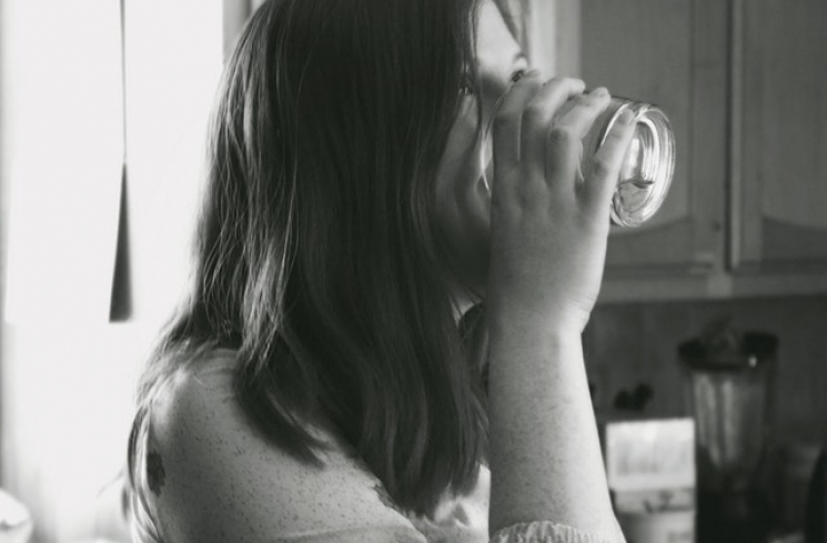 Ilustrasi minum air putih. (Pexels)