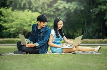 Zodiak Bisa Menebak Gaya Pacaran: Kamu Tipe Bucin, Cool, atau Cuek?