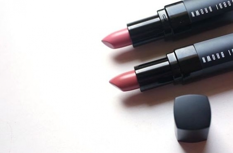 3 Trik Aneh Ini Bisa Tentukan Warna Lipstick Nude Sesuai Karakter
