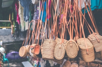 7 Warna-warni Tas Rotan, Cantik Banget Dipakai saat Liburan