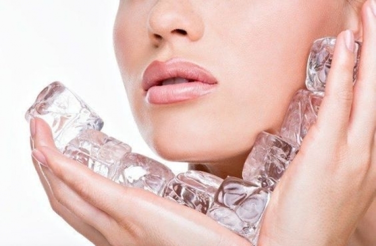 Ilustrasi perawatan wajah menggunakan es batu / Pinterest