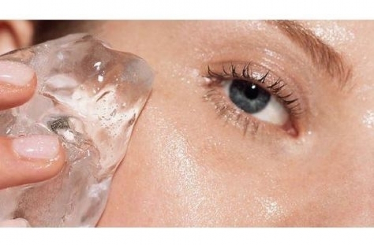 Ilustrasi perawatan wajah menggunakan es batu / Pinterest