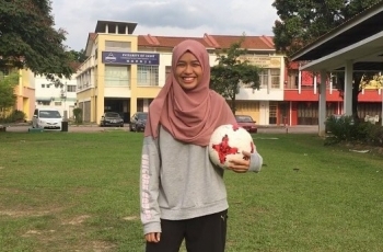 Aksi Hijabers Malaysia Main Bola Jadi Viral