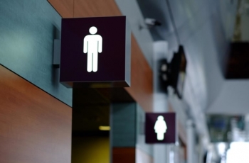 Suami Wanita Ini Betah Habiskan 45 Menit di Toilet, Diduga Lagi Selingkuh