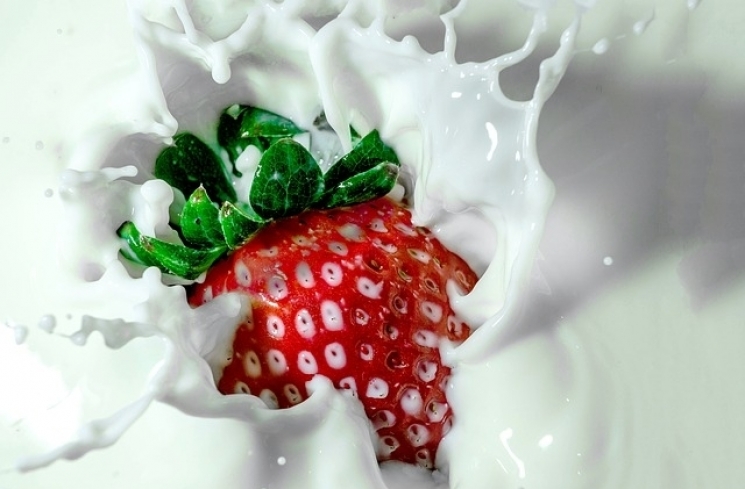 Ilustrasi strawberry dan susu / Pixabay.com