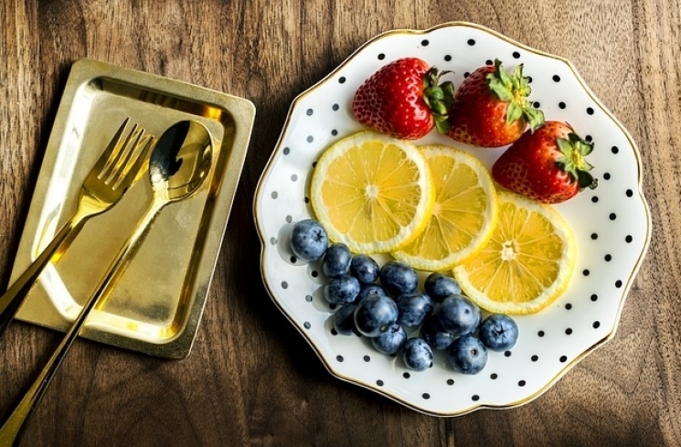 Ilustrasi buah strawberry dan potongan lemon / pixabay.com