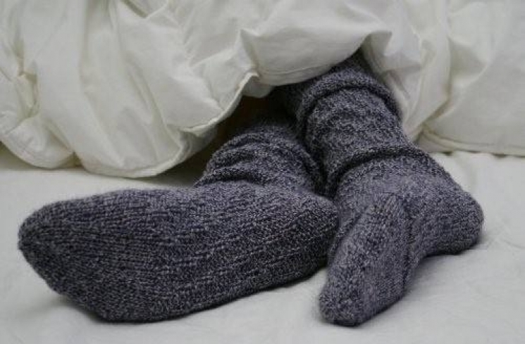 Pakai kaus kaki basah saat tidur/Quora