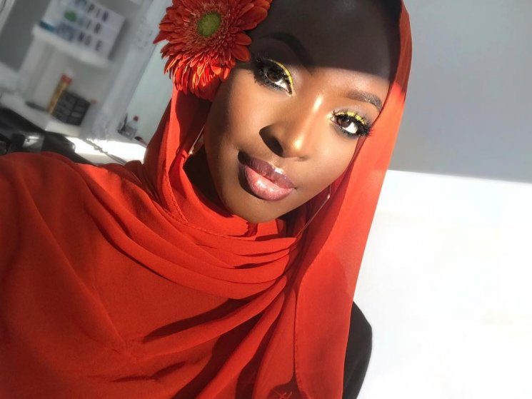 Perempuan berhijab pun berani tampil beda dengan eyeliner kuning / Instagram @zainabhassanxo