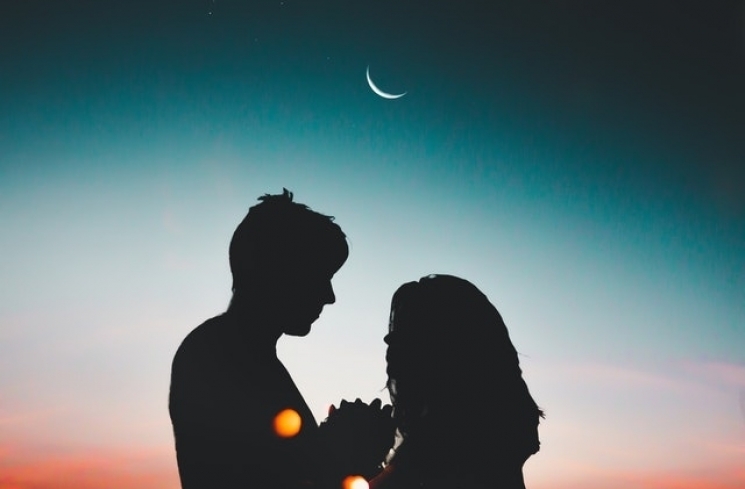 Pria dengan Zodiak Ini Dikenal Romantis Lho