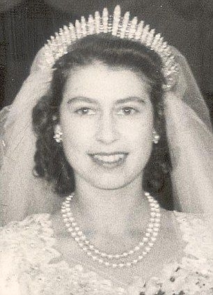 Ratu Elizabeth II mengenakan Tiara Diamond Fringe/pinterest.com