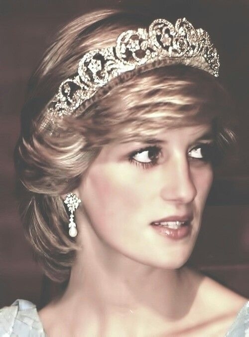 Putri Diana mengenakan Tiara Spencer/pinterest.com