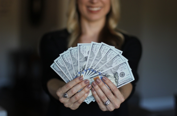Ilustrasi wanita minta uang ke pacar / Pixabay.com