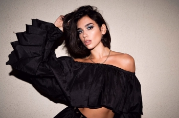 Dua Lipa Tampil Chic dengan Tas Super Mini