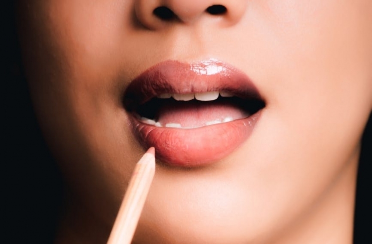 Lipstick Nude Glossy/pexels.com