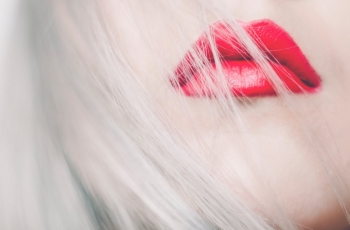 Biar Makin Oke, Simak Tips Pakai Lipstik Merah Berikut Ini