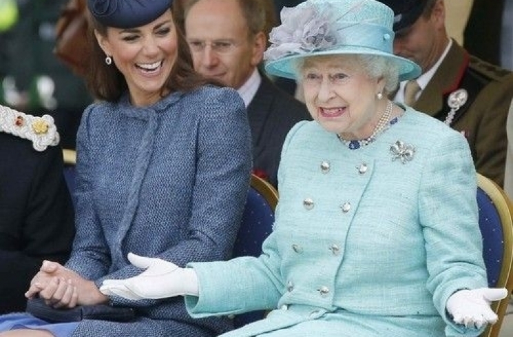 Ratu Elizabeth II Sindir Donald Trump dengan Gaya Fashion