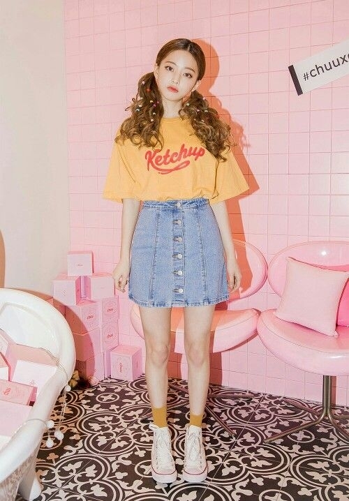 kaos dan denim skirt/pinterest.com