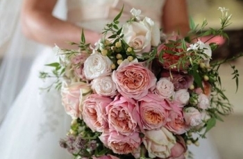 Crescent bouquets flowers / Pinterest.com