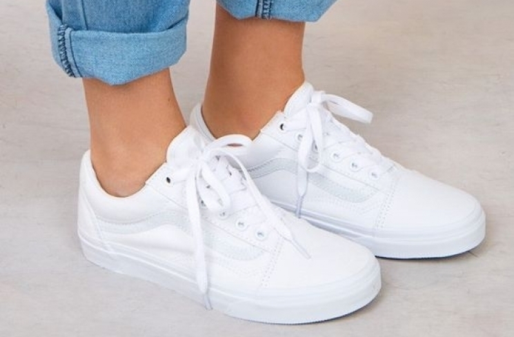 White Sneakers / Pinterest.com