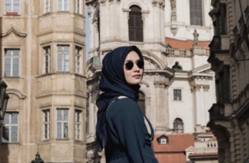 5 Gaya Kasual Hijabers ala Dwi Handayani