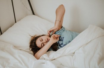 Begini Kelakuan Zodiak Libra ketika Susah Tidur