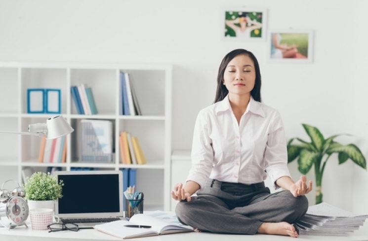 7 Alasan Baik Meditasi di Sela Jam Kerja