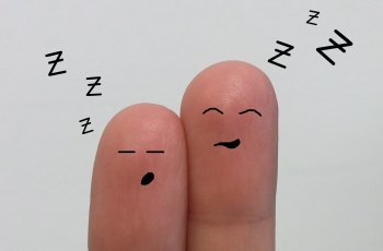 8 Posisi Tidur Ini Menggambarkan Pola Hubungan Percintaanmu