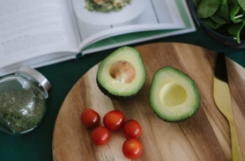 Suka Makan Alpukat? Siap Dibayar Rp 4,4 Juta untuk Makan Buah Ini