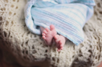 Pasangan Ini Punya Anak Kembar Tapi Selisih 5 Tahun, Embrio Dulu Dibekukan