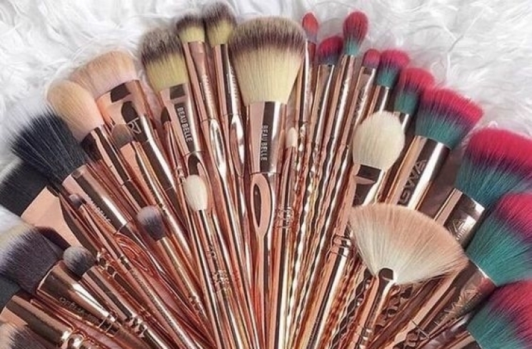 Brush makeup. (Pinterest)