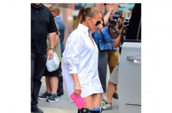 Nyentrik, Jennifer Lopez Pakai Boots Mirip Celana Jeans Melorot