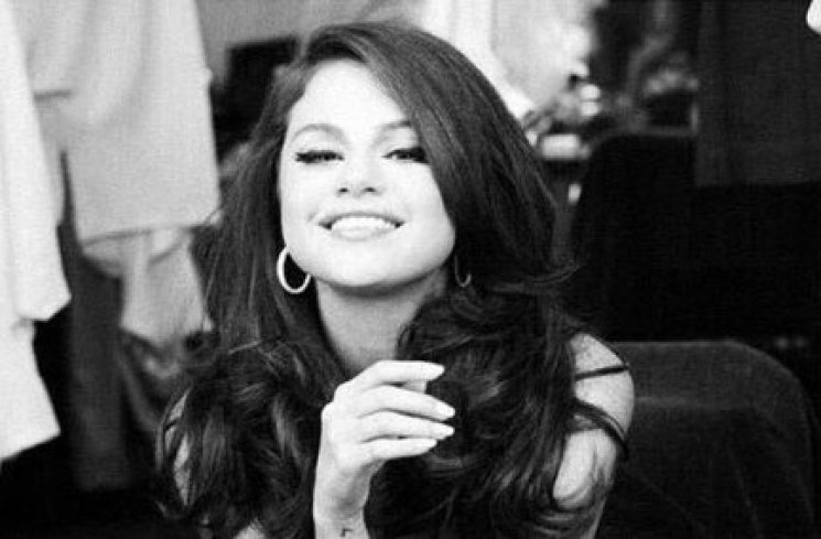 Selena Gomez dengan gaya rambut layer. (Instagram/@selenagomez)