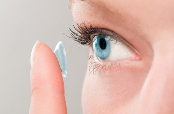 Hindari 6 Kecerobohan Memakai Softlens Ini, Bisa Bikin Infeksi