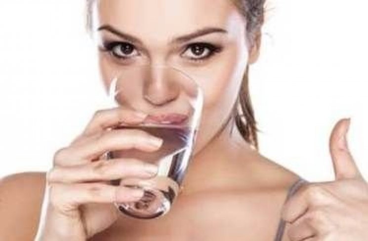 Ilustrasi minum air putih. (Pinterest)
