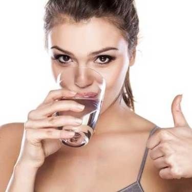 Ilustrasi minum air putih. (Pinterest)
