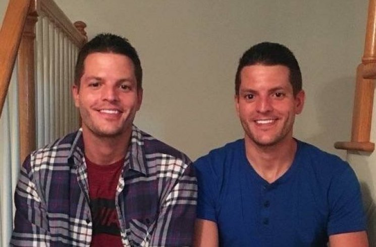 Pasangan saudara kembar identik. (Facebook/Jeremy Salyers)