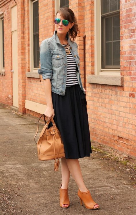 Ilustrasi jaket denim dengan basic shirt dan semi pleated skirt. (PInterest)