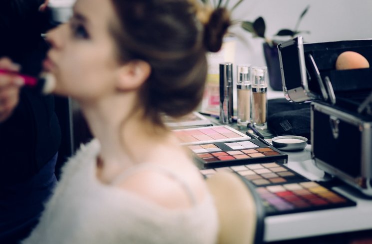 4 Cara agar Tidak Terlihat Tua saat Memakai Makeup