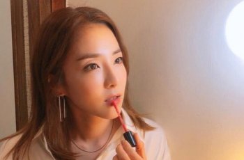 Sandara Park menggunakan produk Moonshot. (Instagram/@moonshot_korea)