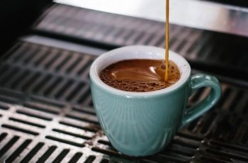 Tradisi Lamaran Romantis ala Turki: Minum Kopi yang Dikasih Garam Sampai Ditumpahin!