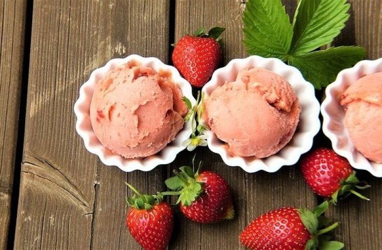 Ilustrasi gelato strawberry. (Pixabay)
