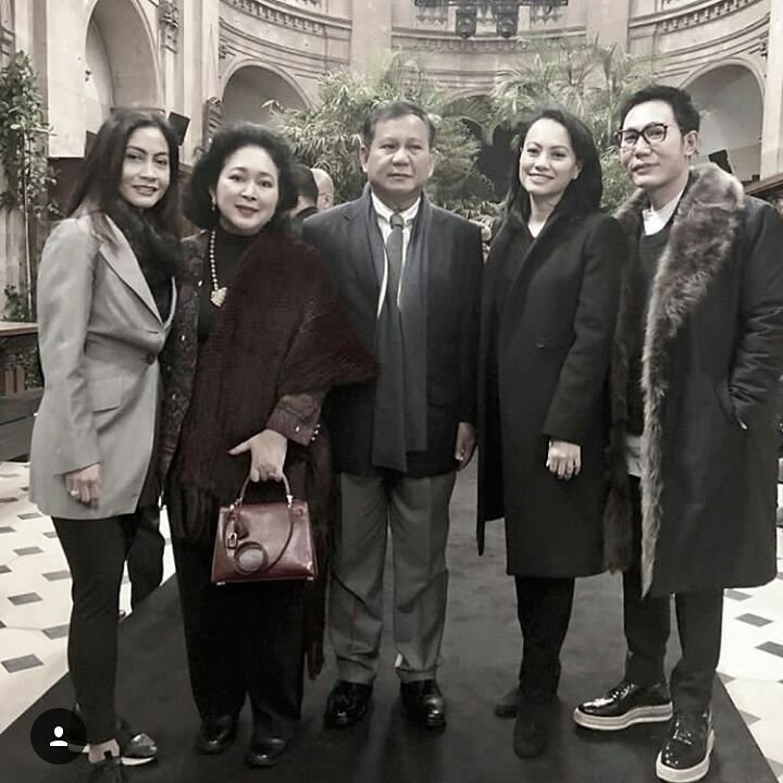Prabowo Subianto saat menghadiri fashion show di Paris bersama mantan istrinya, Titik Soeharto. (Instagram/@titiksoeharto)